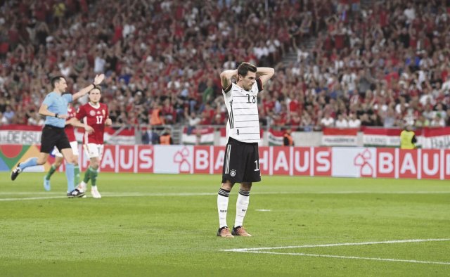 Deutschlands Jonas Hofmann ärgert sich nach einer vertändelten Großchance für die DFB-Elf in der 72. Minute.