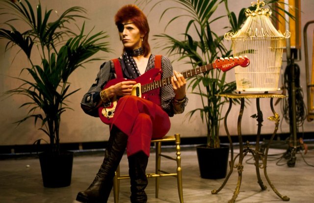 Bowie erzählt die dramatische Geschichte eines jesusartigen Rockstars.