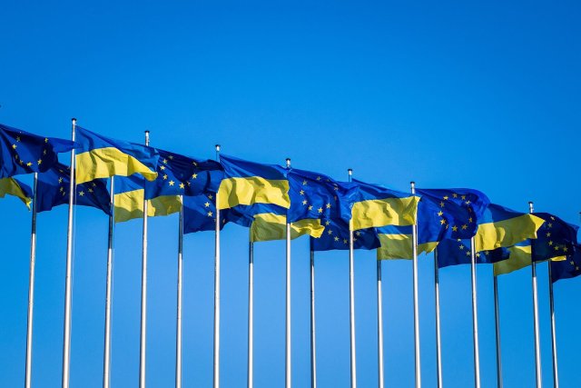 Flaggen der EU und der Ukraine