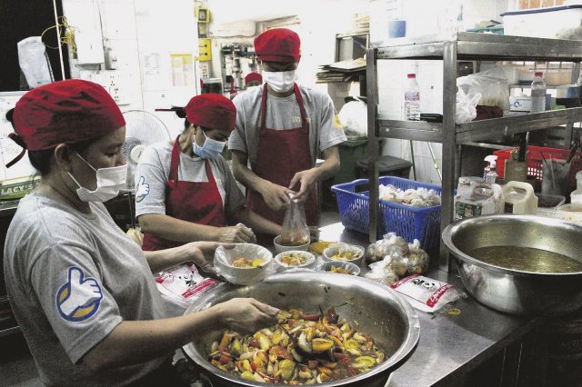 In der Suppenküche der Hilfsorganisation Mith Samlanh in Phnom Penh werden täglich im Schnitt 800 Portionen gekocht und hier gerade zur Auslieferung verpackt – die Suppenküche wurde wegen der Corona-Pandemie gegründet.