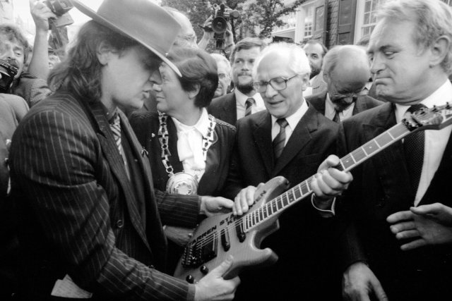 Auch ein Kapitel deutsch-deutscher Beziehungen: Lindenberg überreicht Honecker eine Gitarre in Wuppertal.