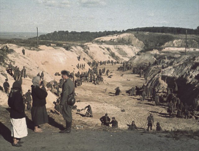 Kriegsgefangene, die ein Massengrab zuschütten müssen in Babyn Jar, einer Schlucht bei Kiew, in der am 29. und 30. September 1941, innerhalb von 48 Stunden, über 33 000 jüdische Menschen von deutschen "Einsatzgruppen" ermordet wurden.
