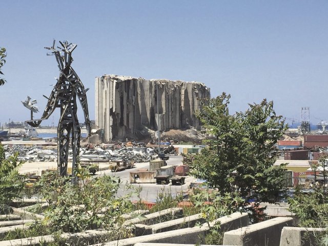 Die Folgen der verheerenden Explosion im Hafen von Beirut sind noch immer sichtbar. Künstler haben aus den Trümmern eine Skulptur geformt.
