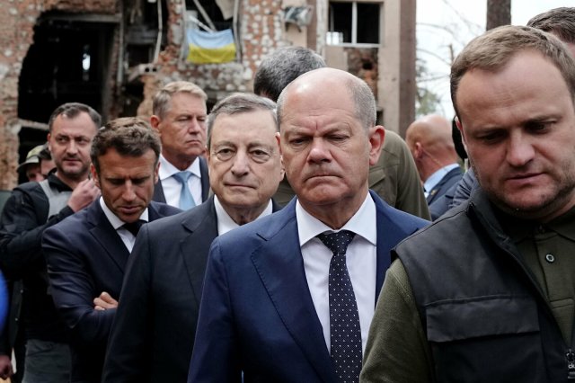 Bundeskanzler Olaf Scholz (2.v.r., SPD) geht mit Mario Draghi (3.v.r.), Ministerpräsident von Italien, Klaus Iohannis (3.v.l.), Präsident von Rumänien, und Emmanuel Macron (2.v.l.), Präsident von Frankreich, an zerstörten Gebäuden in Irpin im Großraum Kiew vorbei. Foto: dpa/Kay Nietfeld