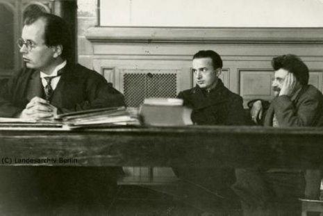 Hans Litten, Ernst Friedrich und Erich M&#252;hsam (v.l.n.r.) im Gerichtssaal