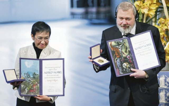Dmitri Muratow und Maria Ressa bei der Verleihung des Friedensnobelpreises im vergangenen Dezember. Die Medaille wurde jetzt für einen Rekordpreis von 103,5 Millionen US-Dollar versteigert.