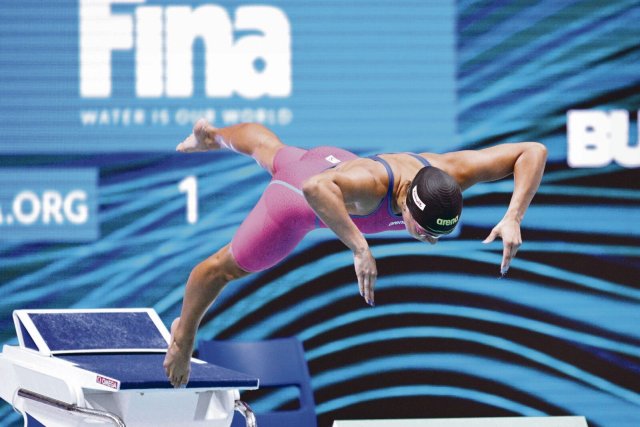 Anna Elendt streckte sich erfolgreich zur WM-Silbermedaille über 100 Meter Brust.