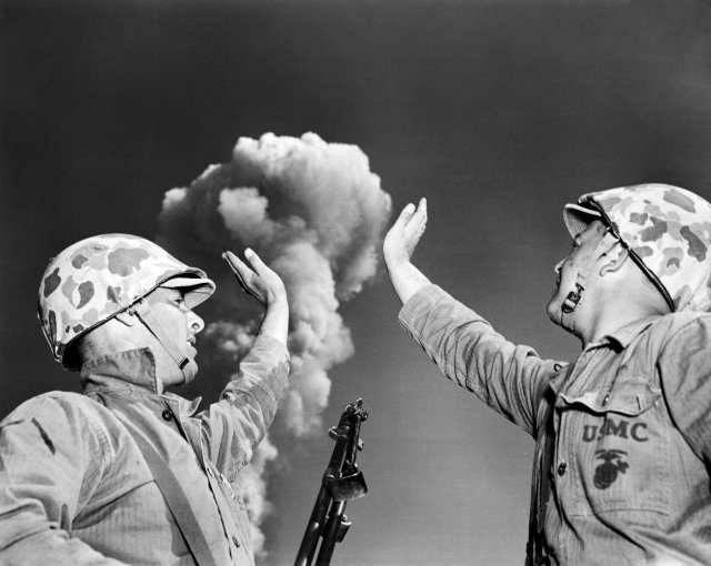 1951 glich der Umgang mit Atomwaffen noch einem Spiel: Soldaten posieren unter einer atomaren Wolke nach einem Atomtest auf dem Nevada Proving Ground in den USA.