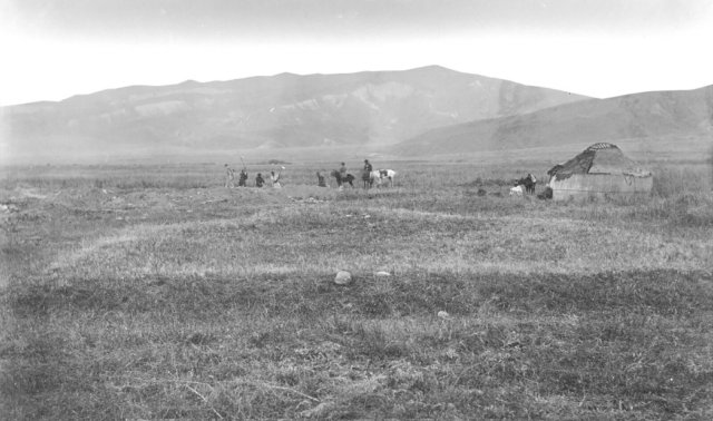 Ausgrabungen im Jahre 1886 am Rande des Tienschan-Gebirges im heutigen Kirgisistan