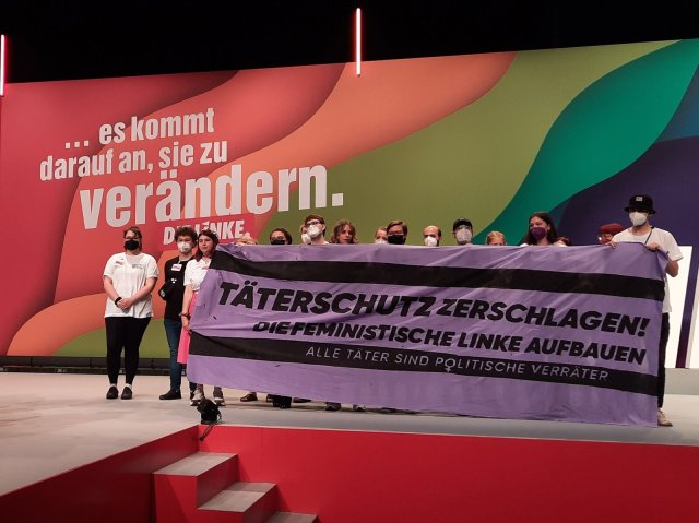 Aktive der Linksjugend trugen auf dem Parteitag Berichte Betroffener von sexueller Belästigung und Gewalt, von Sexismus und Machtmissbrauch vor.