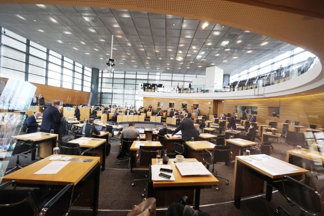 Abgeordnete sitzen während der Landtagssitzung im Plenarsaal des Thüringer Landtags. Foto: dpa-Zentralbild/dpa/Bodo Schackow
