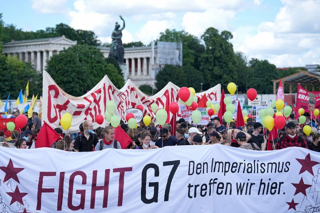 Demonstration der G7-Kritiker für einen besseren Klima- und Artenschutz und gegen Hunger und Armut auf der Theresienwiese vor der Bavaria Foto: dpa/Michael Kappeler