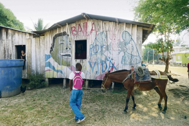 "Tanzen für das Leben" steht an dieser Hütte in Cacarica. Oscar Montealegre (unten) besuchte die abgelegene Region im Norden Kolumbiens, in der Paramilitärs einst mordeten, und erlebte einen ausgeprägten Willen zur Versöhnung.