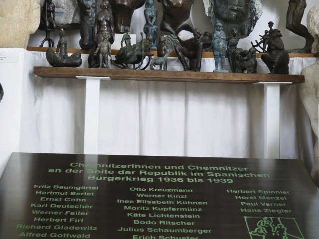 Die Tafel mit den 24 Chemnitzer Spanienkämpfern im Atelier des Bildhauers Volker Beier