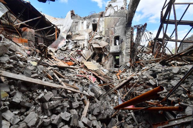 Ein Blick auf das schwer beschädigte Dramatische Theater in Mariupol, Volksrepublik Donezk, während der russischen Militäroperation in der Ukraine.