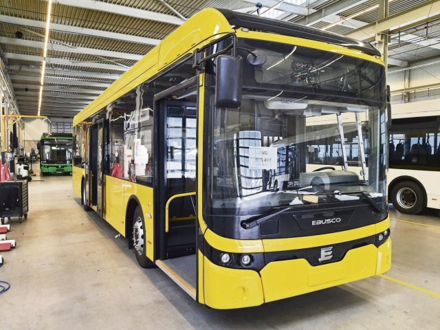 Hat schon BVG-gelb angelegt: das neueste E-Bus-Modell für Berlin im Werk des Herstellers Ebusco.