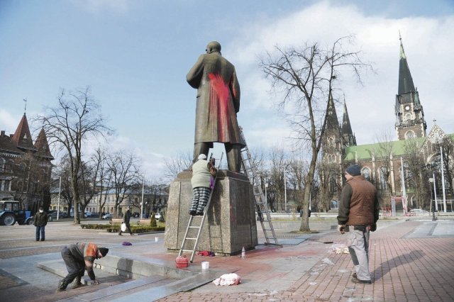 Kritik verwischt. Arbeiter der Stadt Lwiw reinigen eine Bandera-Statue, die mit roter Farbe beschmiert wurde.