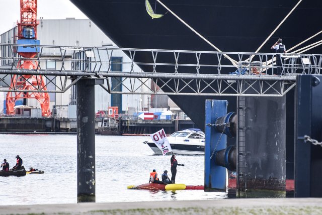 Bereits 2019 blockierten Aktivisten im Kieler Hafen Kreuzfahrtschiffe. Foto: picture alliance/dpa/Thomas Eisenkrätzer