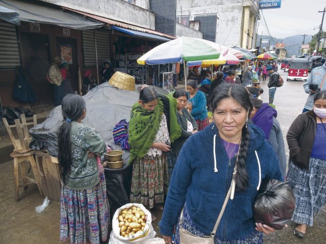 Die guatemaltekische Menschenrechtsaktivistin Sofia Tod Ac lebt gefährlich. Wenn sie auf den Markt geht, ist sie nie ohne Begleitung.