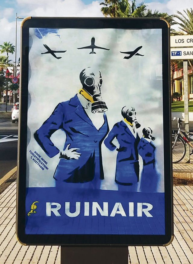 Flugpersonal mit Gasmasken: Die »Ruinair«-Plakate stammen von dem Straßenkünstler Hogre