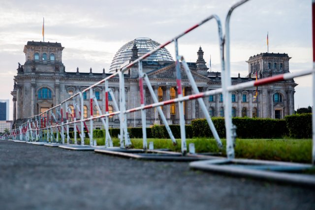 Schaffen es die Parteien, den Bundestag wieder zu verkleinern? dpa