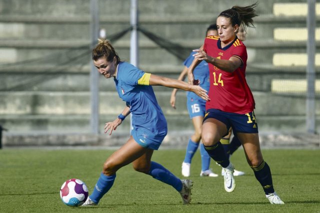 Beim 1:1 im letzten Testspiel vor der EM gegen Italien erzielte Alexia Putellas (r.) noch Spaniens einzigen Treffer.