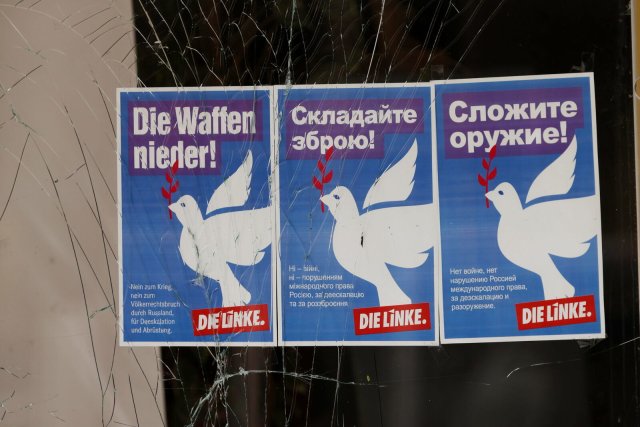 In Oberhausen ist das Linke Zentrum durch eine Explosion beschädigt worden. Poster mit Friedenstauben und kyrillischer Schrift kleben an einem zerborstenen Fenster. Foto: dpa/David Young