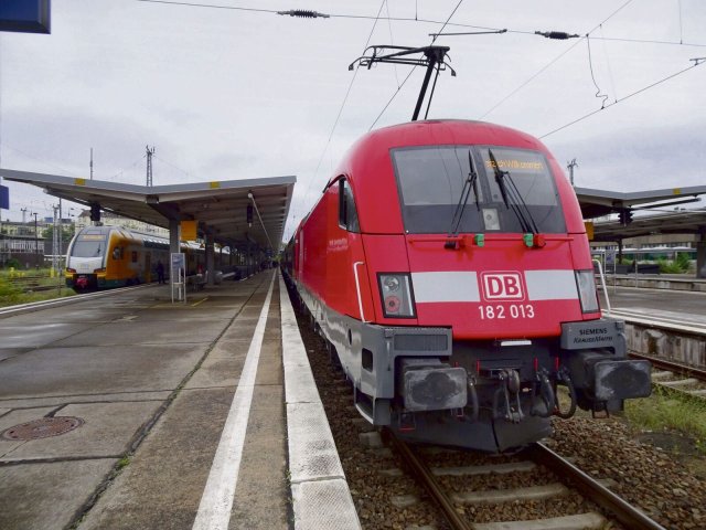 Die Züge der Odeg (links) und der DB tauschen ab Dezember bei RE1 und RE2 ihre Einsatzgebiete.