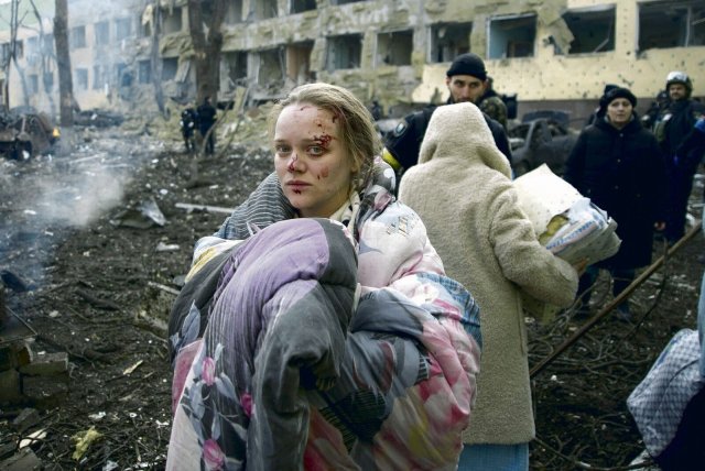 Mstyslav Chernov ist nah dran am Kriegsverlauf. Er fotografierte Schwangere in Mariupol, die am 9. März aus einer Geburtsklinik evakuiert wurden, nachdem russische Geschosse dort eingeschlagen waren.