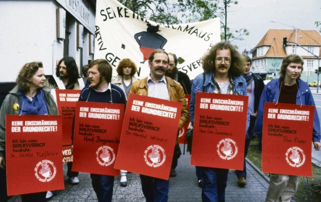 Betroffene aus dem DKP-Umfeld protestieren gegen Berufsverbote, Anfang der 80er Jahre im Ruhrgebiet