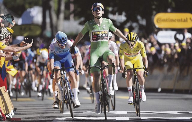 Belgiens Sprintstar Wout van Aert (M.) und der Slowene Tadej Pogačar (r.) bestimmten die erste Woche der Tour de France 2022.