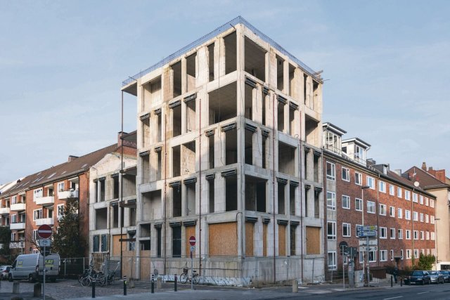 Von den ehrgeizigen Zielen ist wenig übrig geblieben: Stillstehender Neubau für Wohnraum in der Kieler Innenstadt