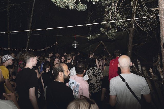 Freiraum im Wald: Etwa 350 Menschen tanzen zu Techno-Musik zwischen den Bäumen.