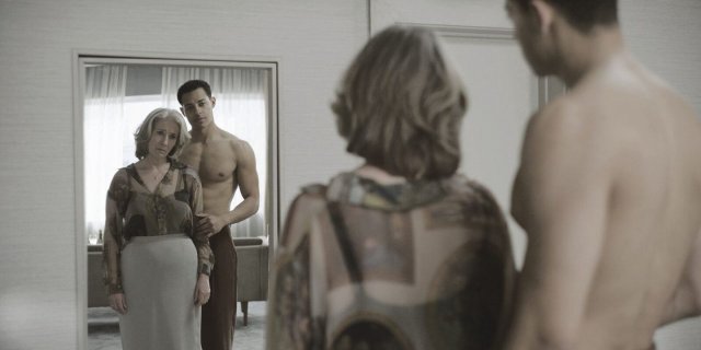 Im Kampf gegen die eigene Prüderie: Nancy (Emma Thompson) will sich in "Good Luck to You, Leo Grande" auf einen jüngeren Sexarbeiter (Daryl McCormack) einlassen.