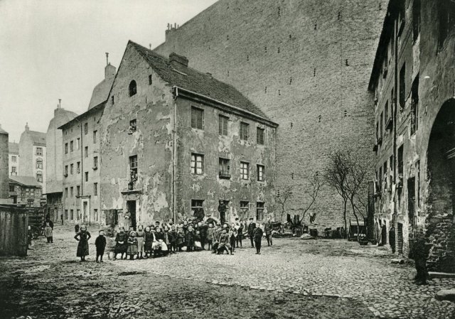 Die soziale Frage war in der Geschichte Berlins immer auch mit der Wohnungsfrage verknüpft – wie hier um das Jahr 1900 auf einem Hinterhof in Moabit.