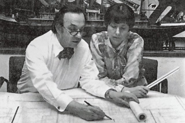 Das Architektenpaar Ralf Schüler und Ursulina Schüler-Witte 1973 beim Entwerfen des ICC Berlin