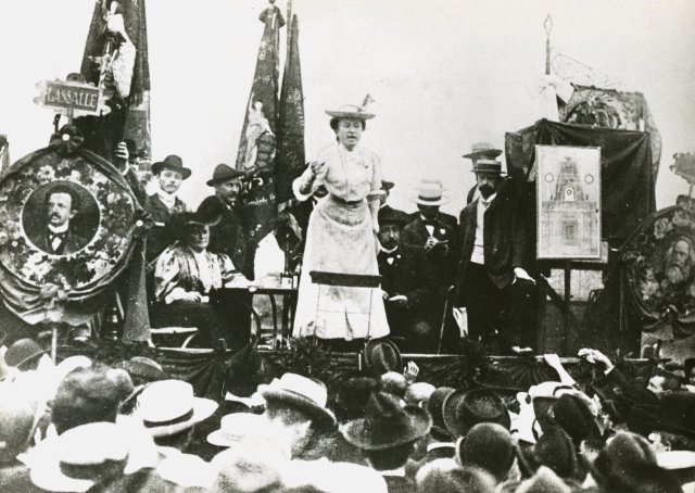 Ein Krieg müsse mit allen Mitteln verhindert werden, lautete die Losung des Internationalen Sozialistenkongresses 1907 in Stuttgart: Rosa Luxemburg berichtet hier auf einem politischen Treffen vom Kongress.