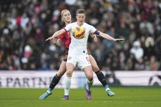 Nach dem 0:0 im Februar wollen die Engländerinnen um Ellen White (v.) jetzt Spanien mit Maria Leon bezwingen.