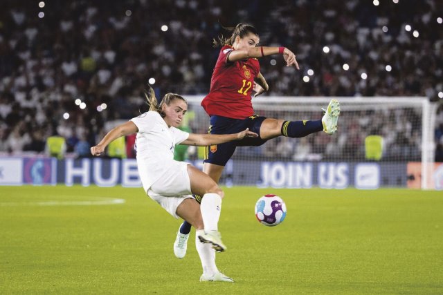 Georgia Stanway (l.) schoss Englands Fußballerinnen gegen Spanien ins Glück. Ihr 2:1-Treffer in der Verlängerung sorgte für die Entscheidung.