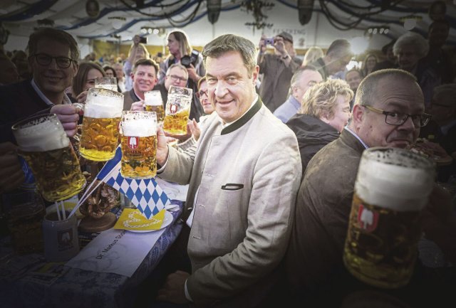 Söders politisches Rezept: bayerisches Bier und Tradition – und manchmal ein bisschen Moderne (nicht im Bild)