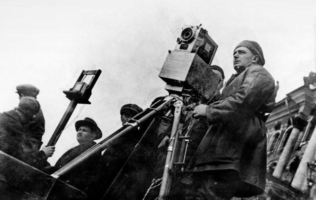 Künstlerische Arbeit muss und kann anders organisiert werden – wie hier durch sowjetische Filmleute um Dziga Vertov.