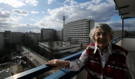 Hanna Podymachina, geborene Bernstein (Jg. 1924), auf dem Balkon ihrer Berliner Wohnung und als junge Rotarmistin Fotos: Camay Sungu/privat