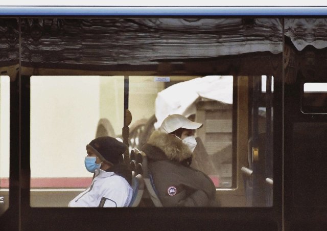 Leider halten sich immer weniger Menschen daran, aber Masken bleiben weiterhin Pflicht in Bahnen und Bussen.