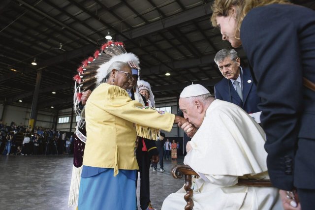 Bereits unmittelbar nach seiner Ankunft auf dem Airport der Großstadt Edmonton traf Franziskus am Sonntag mit Vertreterinnen und Vertretern der First Nations Kanadas zusammen.