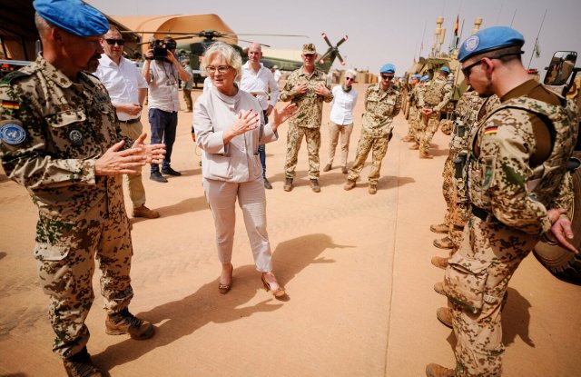 Christine Lambrecht (SPD), Bundesministerin der Verteidigung, besucht deutsche Soldaten im Camp Castor im malischen Gao. Foto: dpa/Kay Nietfeld