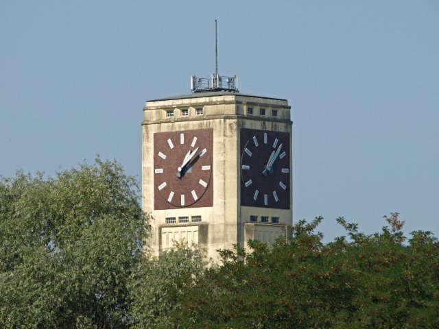 Eines der Wahrzeichen von Wittenberge ist der Uhrenturm des ehemaligen Veritas-Nähmaschinenwerks.