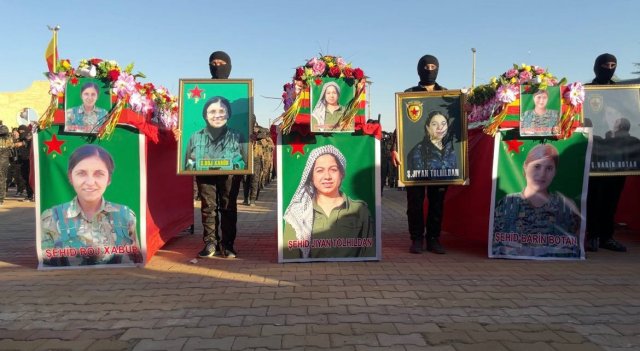 Gedenken an die drei Kämpferinnen der Frauenverteidigungseinheit YPJ, die bei einem Drohnenangriff ums Leben kamen