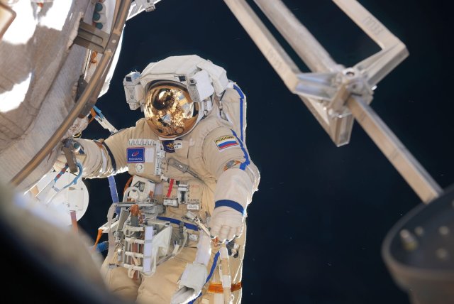 Ein russischer Kosmonaut bei Außenarbeiten an der ISS