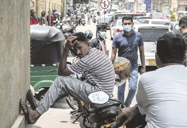 Die Wirtschaftslage bereitet den Menschen Kopfschmerzen: Schlange stehen für Benzin in Colombo am 22.Juli.