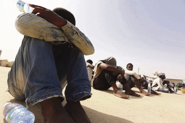Auf dem Weg nach Europa von der libyschen Küstenwache abgefangen: Migrant*innen am Militärischen Marinestützpunkt Tripolis.